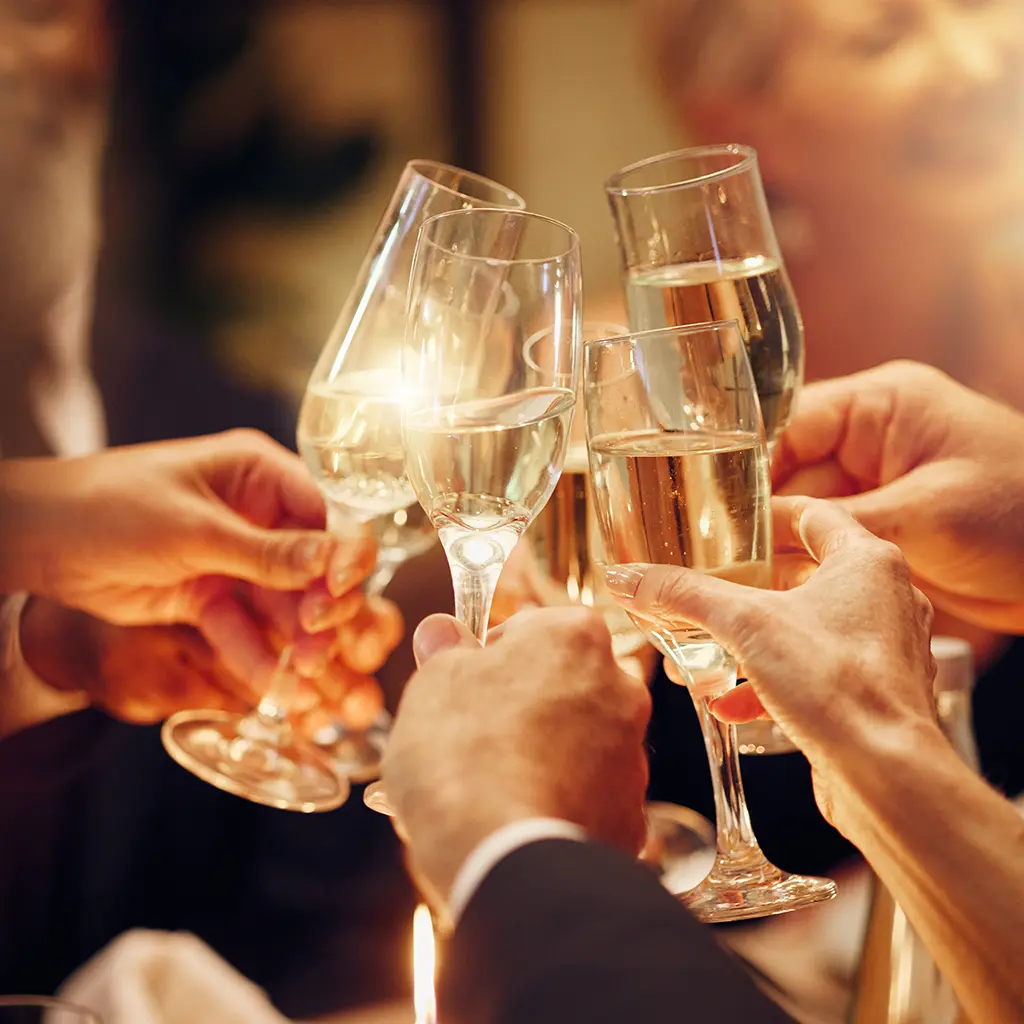 Anstoßen mit Sektgläsern