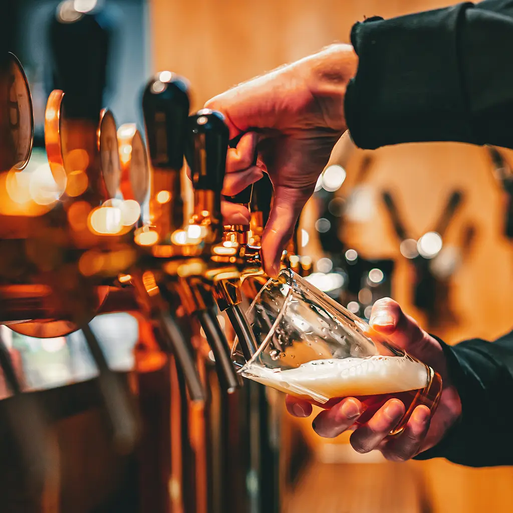 Wirt schenkt ein Bier ein